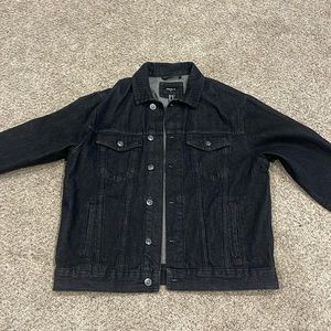 Black men’s Jean jacket. Great quality. Wore it as an over sized jacket